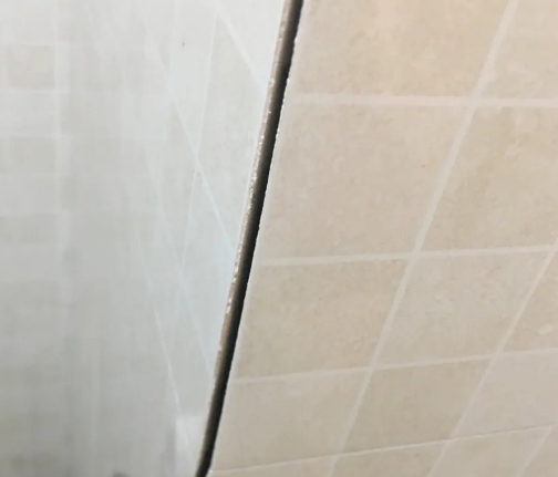 五台瓷砖空鼓维修公司分享阳台瓷砖脱落的修复过程可以分为以下几个步骤