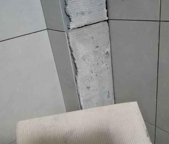 五台瓷砖空鼓维修公司分享下厨房瓷砖脱落的补救措施。